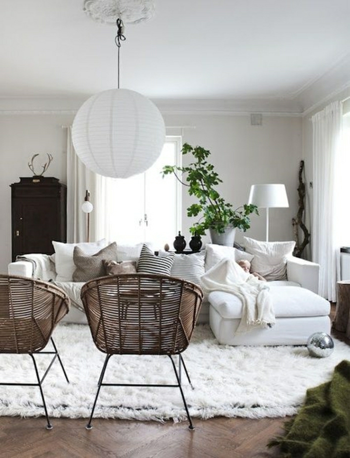 meubles-en-rotin-tapis-blanc-parquet-en-bois-tapis-de-salon-canapé-blanc-coussins