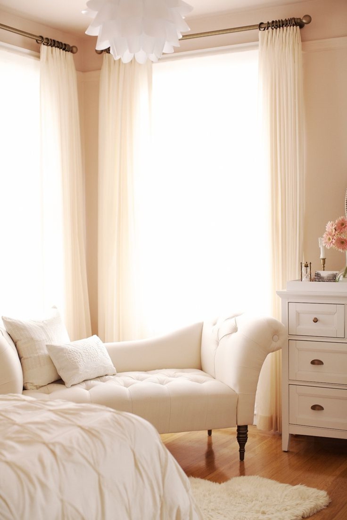 meubles-scandinaves-de-couleur-taupe-canapé-beige-salon-moderne-tapis-blanc-sol-en-parquette