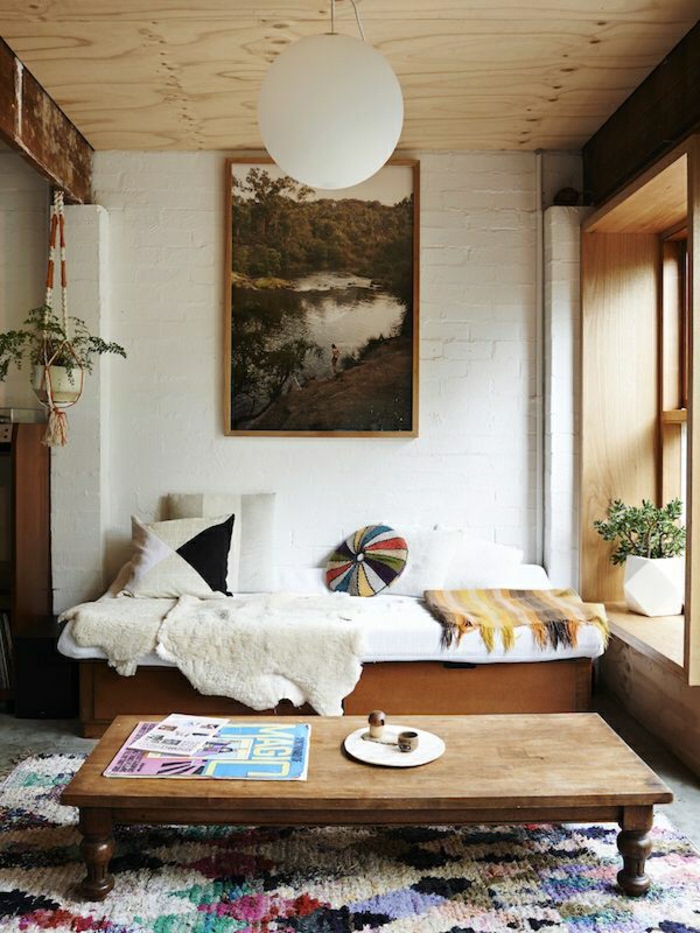 mur-blanc-salon-avec-table-basse-en-bois-pour-le-salon-tapis-coloré
