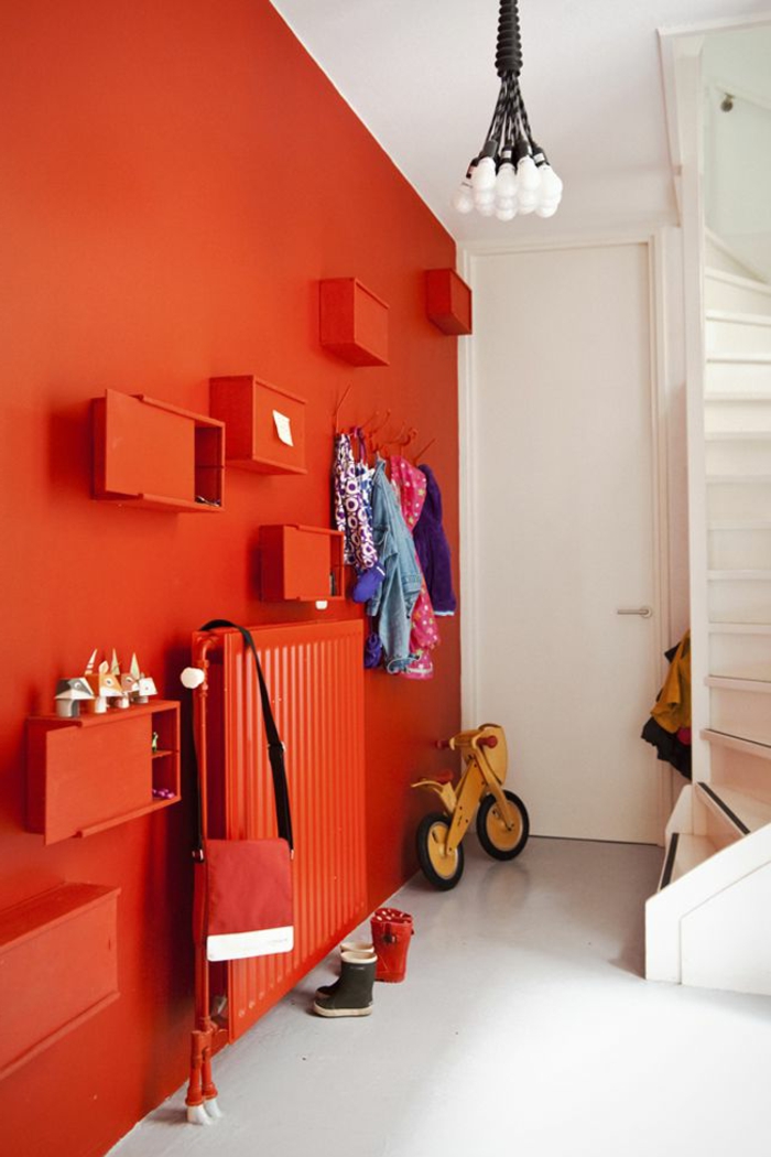 mur-rouge-couloir-sol-en-lin-gris-mur-rouge-porte-d-entrée-en-bois-blanc