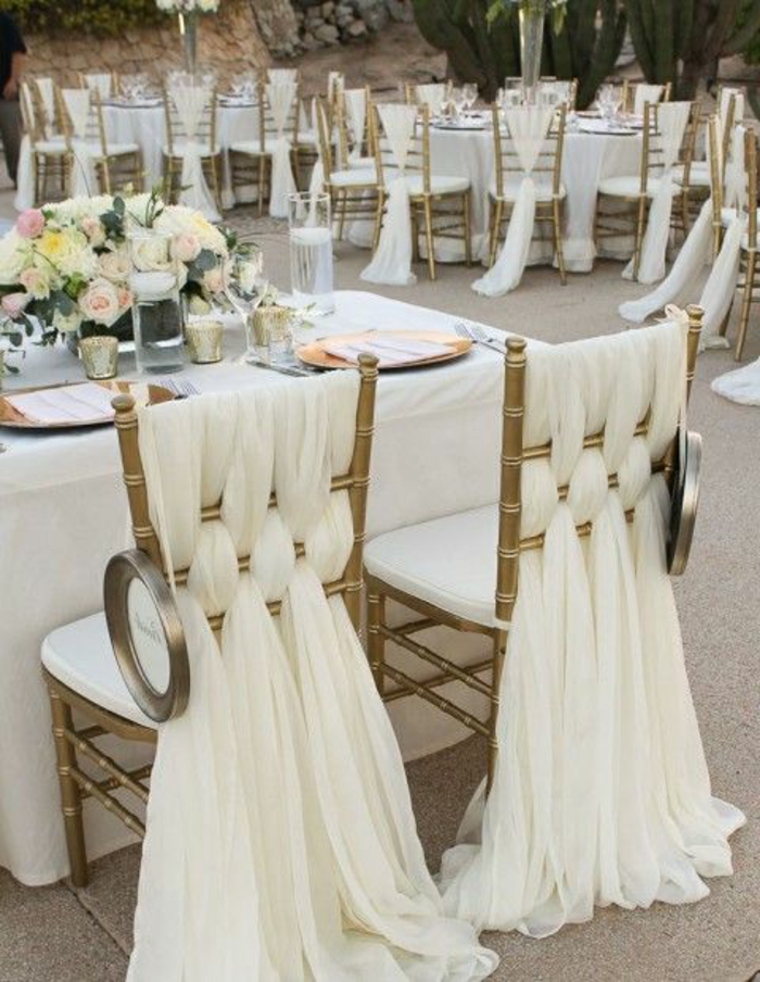 noeud-de-chaise-chaises-décorées-de-voiles-blancs
