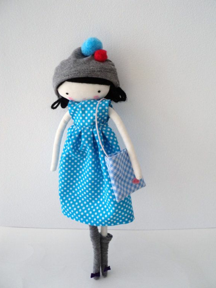poupée-de-chiffon-élégante-avec-une-robe-bleue
