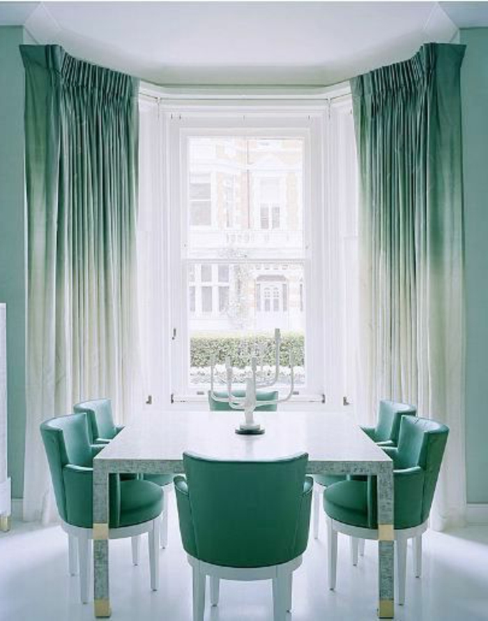 rideau-ocultant-blanc-bleu-salle-de-séjour-avec-une-jolie-table-chaises-turquoises-rideaux-turquoises