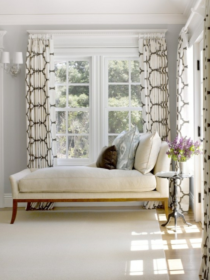 rideau-ocultant-blanc-salon-avec-tapis-beige-canapé-blanc-rideaux-occultant-chambre-lumineuse