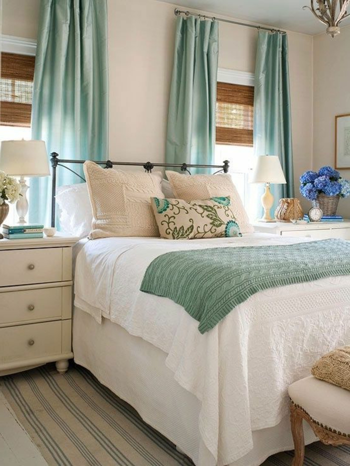 rideau-ocultant-bleu-chambre-à-coucher-tapis-beige-rideaux-bleus-ciel-fleurs-saur-la-table-de-chevet