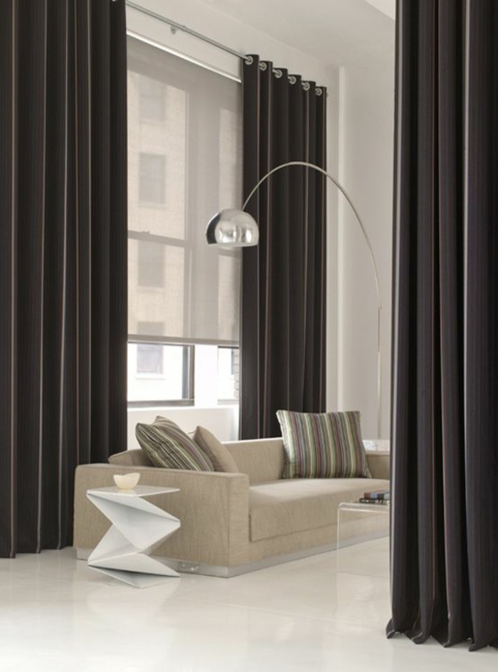 rideau-ocultant-noir-salon-moderne-intérieur-blanc-noir-canapé-beige-salon-élégant