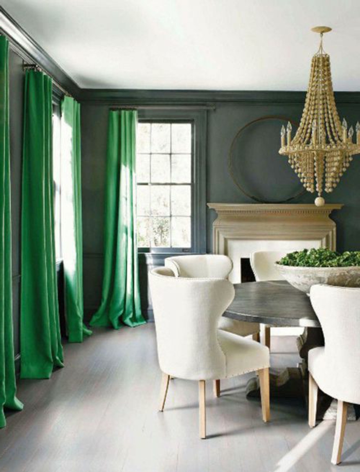 rideau-ocultant-vert-salon-avec-une-jolie-table-ronde-lustre-baroque-murs-gris