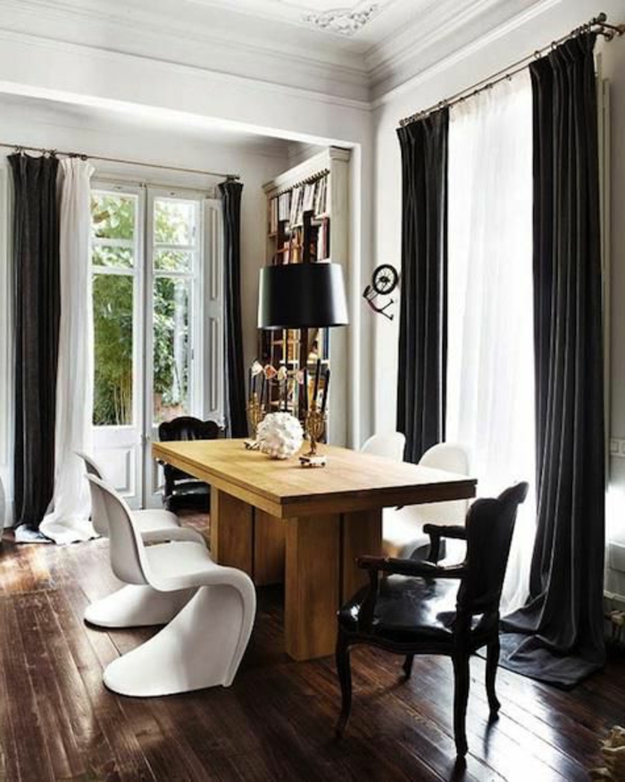 rideaux-doubles-blanc-noir-salle-de-séjour-parquet-en-bois-meubles-dans-la-salle-de-séjour