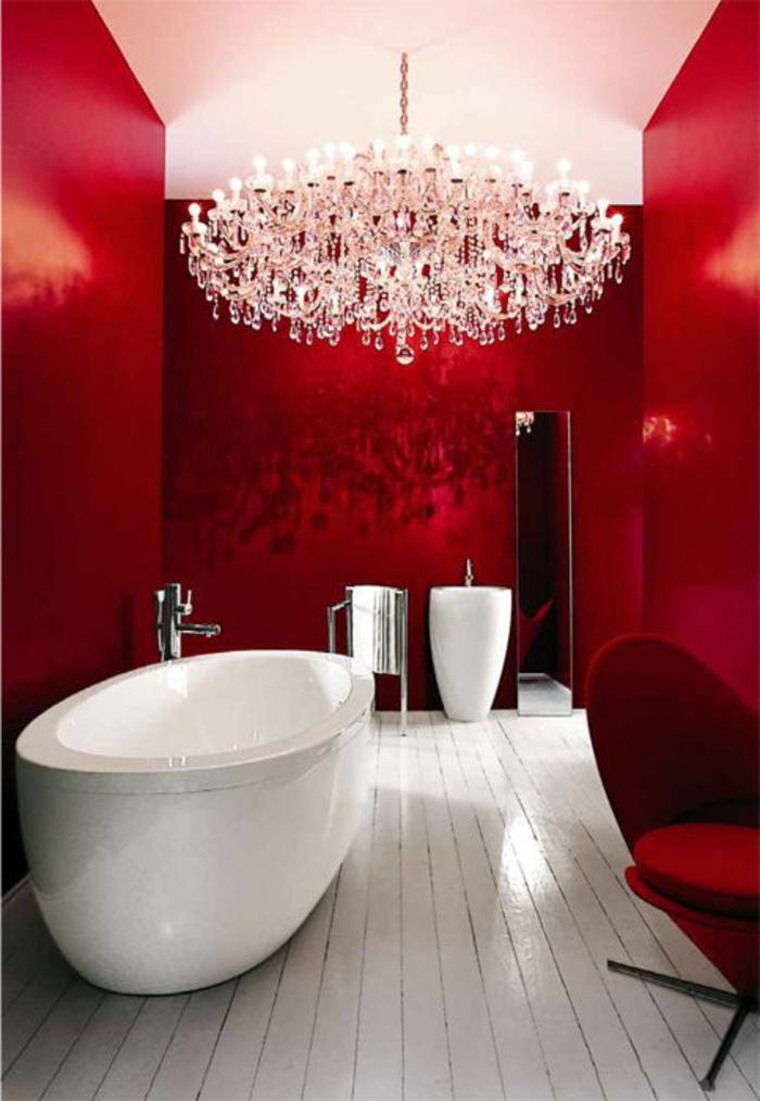 salle-de-bain-couleur-carmin-lustre-baroque-salle-de-bain-rouge-pourpre
