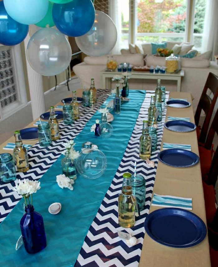 set-de-table-jetable-set-de-table-plastique-couleur-bleu-blanc-ballons-clorés