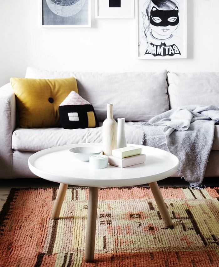 table-basse-ronde-design-scandinave-sofa-gris-et-tapis-intéressant