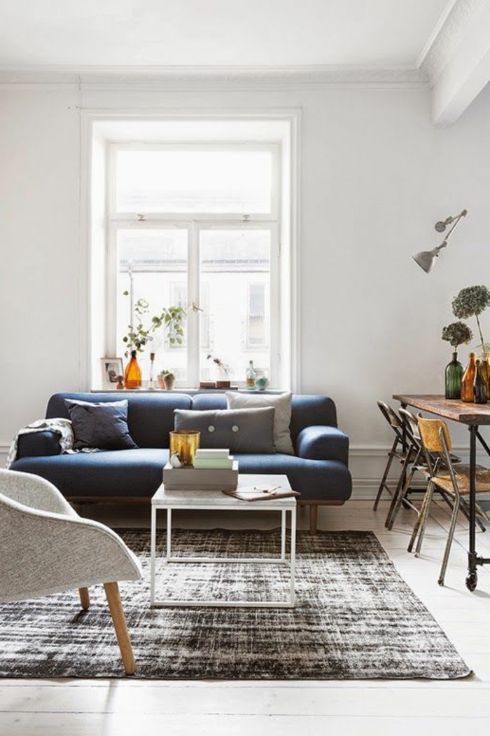 table-carrée-blanche-sofa-bleu-bureau-industriel
