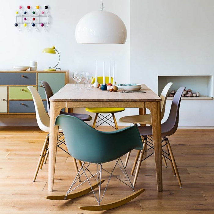 table-carrée-bois-chaises-originales-beau-intérieur-scandinave