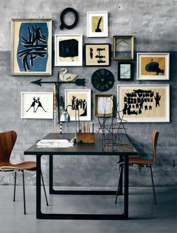 table-carrée-table-noire-carrée-et-peintures-au-mur-gris