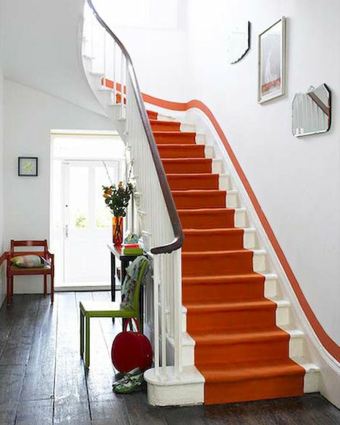 tapis-d-escalier-coloré-escalier-dans-la-maison-design-tapis-escalier-orange