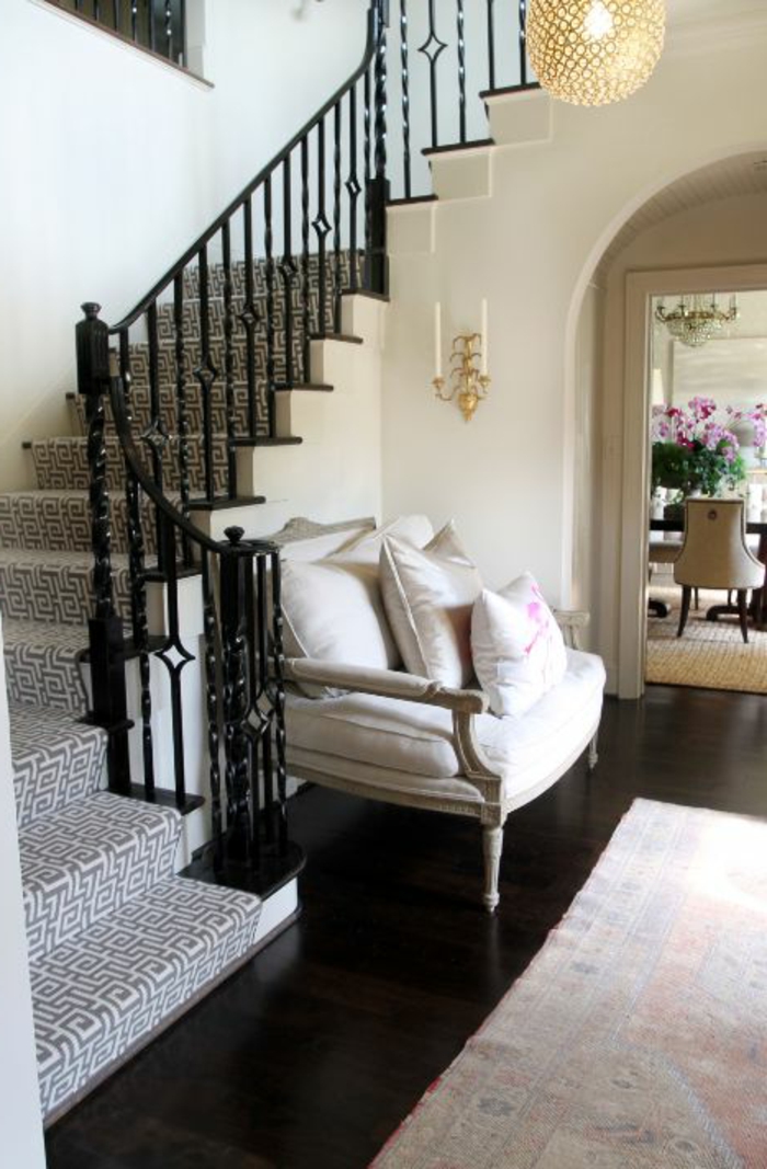 tapis-d-escalier-de-couleur-gris-parquette-foncé-dans-l-entrée-de-la-maison