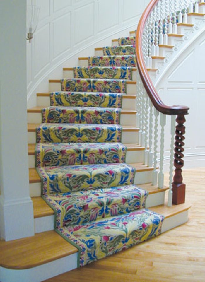 tapis-d-escalier-pas-cher-coloré-a-motifs-florals-escalier-en-bois