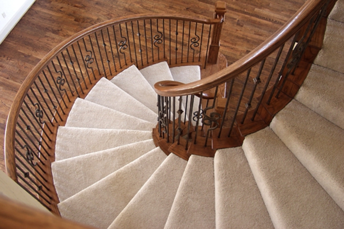 tapis-d-escalier-pas-cher-de-couleur-beige-moquette-escalier-leroy-merlin-moquette-d-escalier