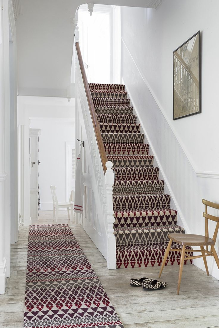 tapis-d-escalier-pas-cher-design-moquette-pour-escalier-coloré-maison-moderne