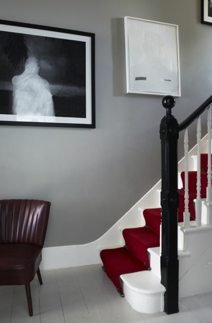tapis-d-escalier-rouge-escalier-en-bois-sol-en-parquet-gris-rampe-d-escalier-en-bois-massif-mur-gris-couloir