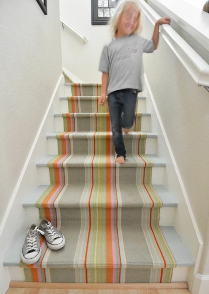 tapis-escalier-coloré-escalier-en-bois-rampe-d-escalier-moderne-de-couleur-blanc
