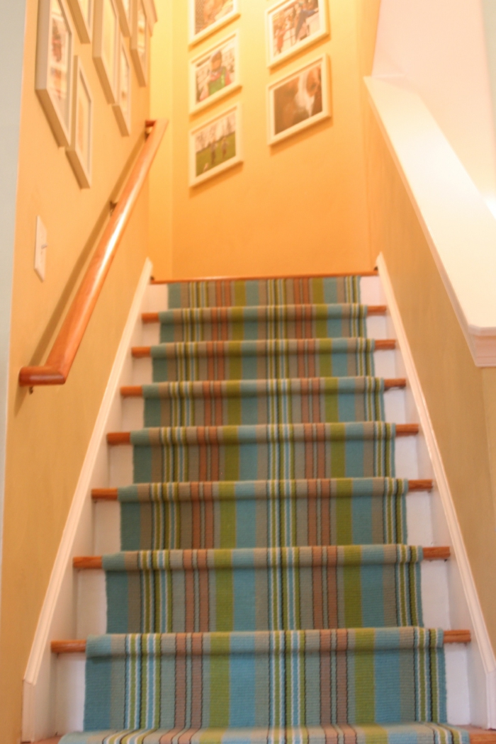 tapis-escalier-pas-cher-designe-pour-tapis-d-escalier-coloré-escalier-en-bois