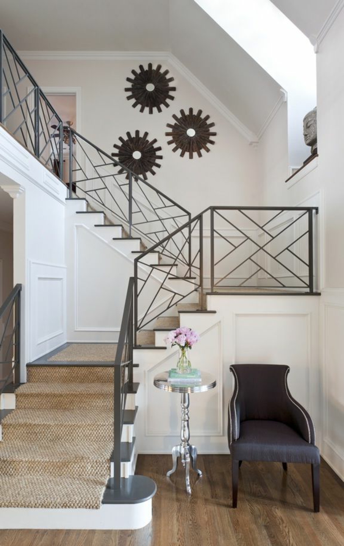 tapis-pour-escalier-beige-sol-en-parquette-massif-chaise-gris-meubles-d-entrée