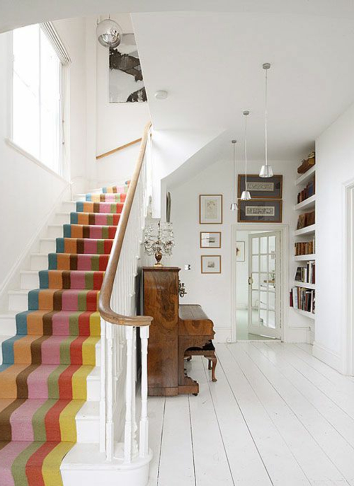 tapis-pour-escalier-coloré-design-moderne-maison-intérieur-blanc-planchers