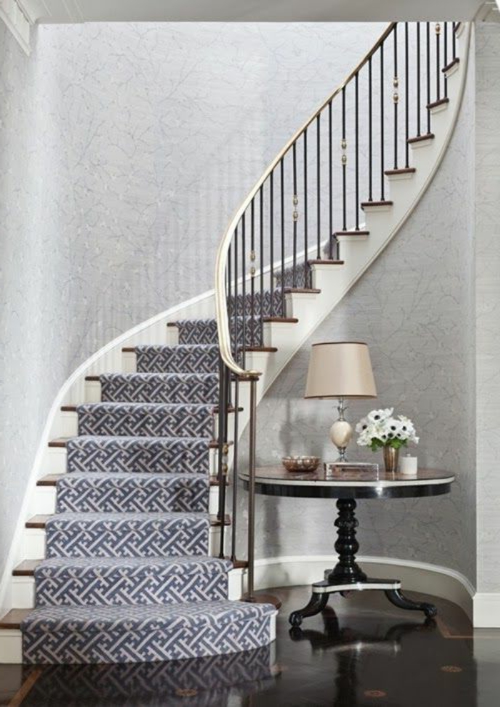 tapis-pour-escalier-coloré-design-moderne-maison-intérieur-tapis-blanc-bleu