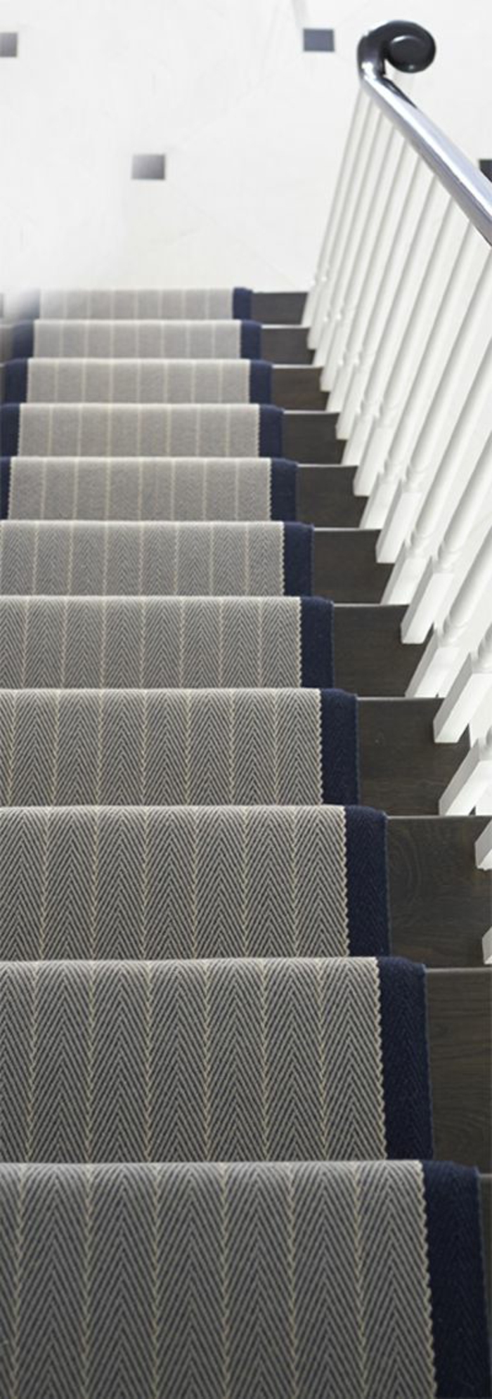 tapis-pour-escalier-gris-escalier-en-bois-gris-rampe-d-escalier-blanche-design-modenre