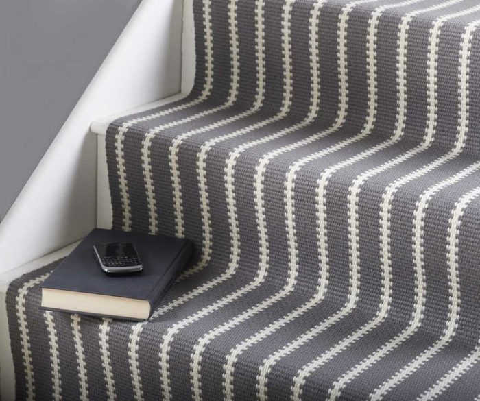 tapis-pour-escalier-gris-moquette-escalier-leroy-merlin-de-couleur-gris-escalier-en-bois