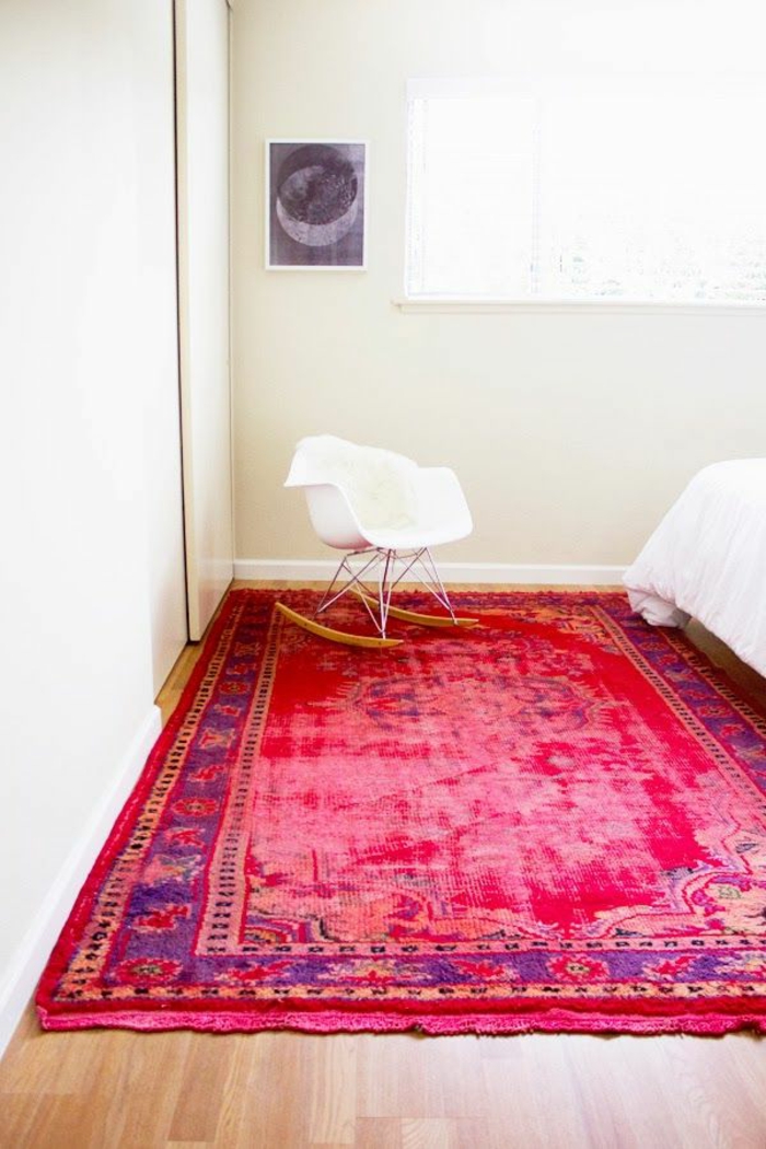 tapis-rouge-chambre-a-coucher-couleur-carmin-chaise-berçante-en-plastique-blanc