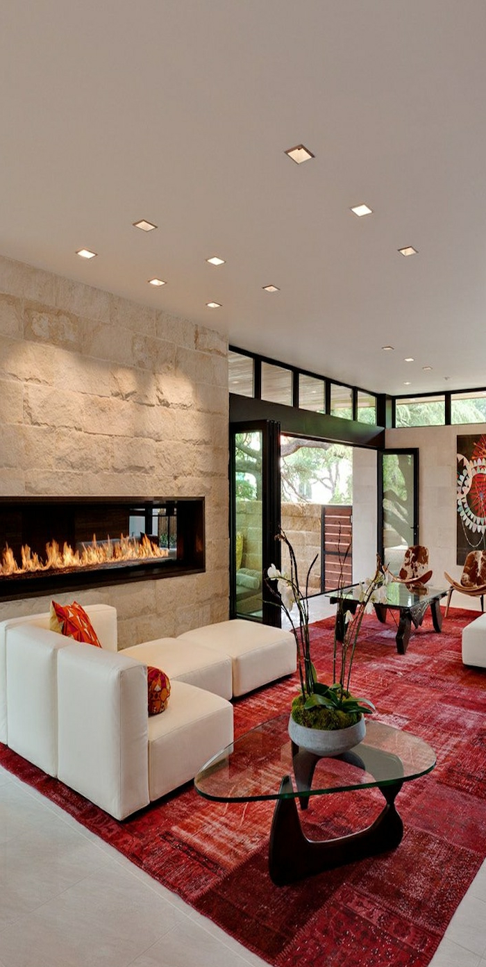 tapis-rouge-cheminée-décorative-tapis-couleur-amarante-intérieur-moderne