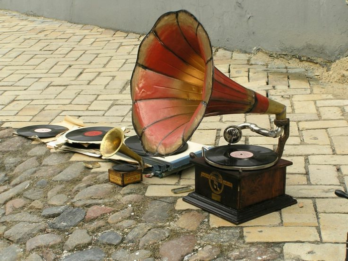 tourne-disque-vintage-sur-la-rue