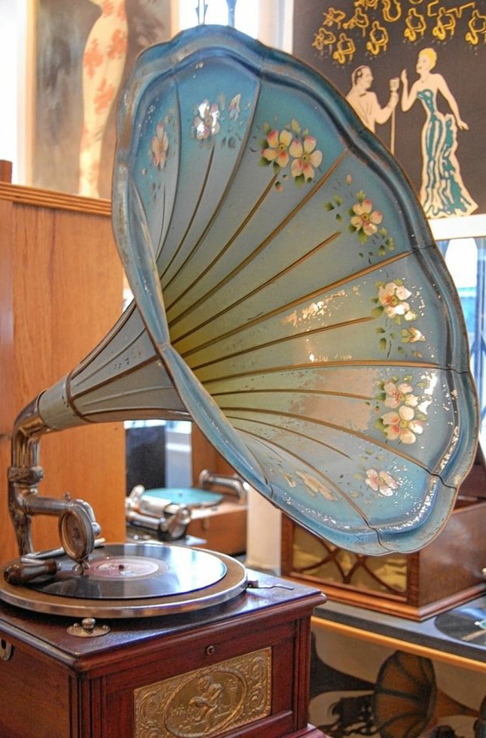 tourne-disque-vintage-un-vieux-phonographe