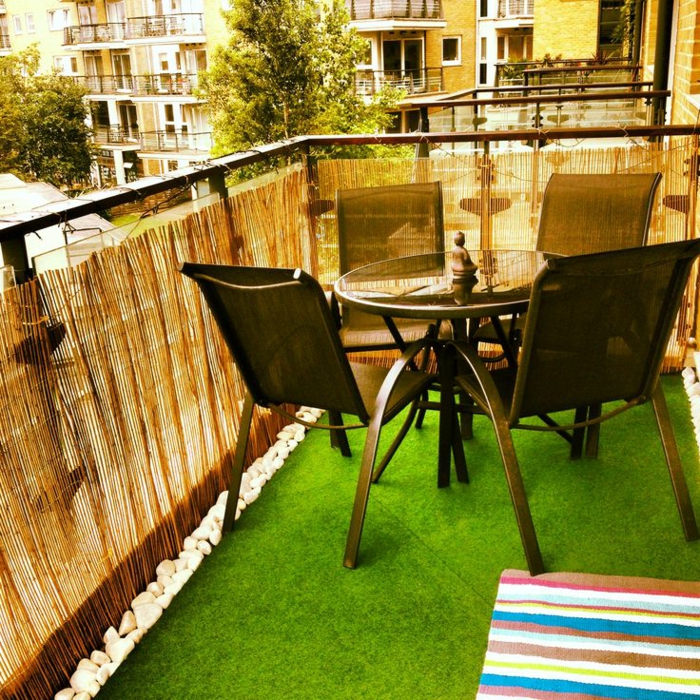 un-joli-balcon-avec-gazon-synthétique-de-couleur-verte-taips-de-fasse-pelouse