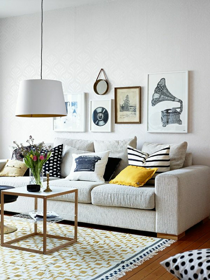 un-joli-salon-avec-beaucoup-de-coussins-décoratifs-colorés-décoration-murale-lampe-blanche