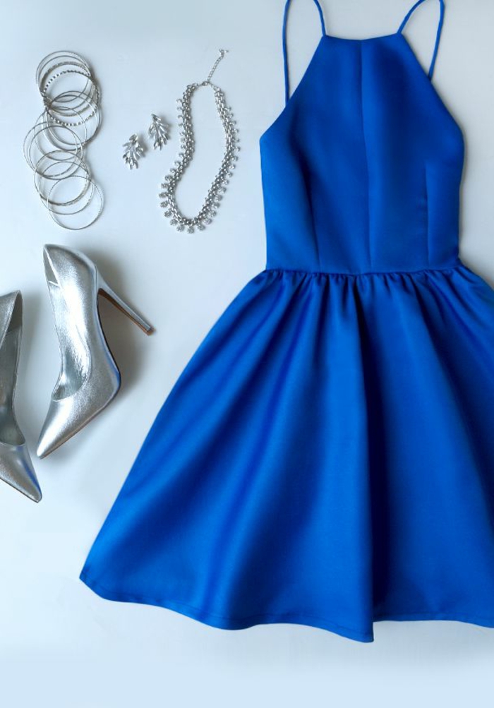 un-jolie-roble-bleue-foncée-robe-courte-de-soirée-bleu-foncé
