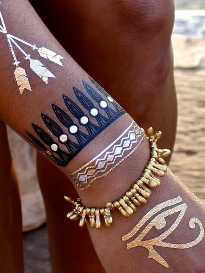 un-tatoueur-celebre-motif-geometrique-signification-tattoo-dorée