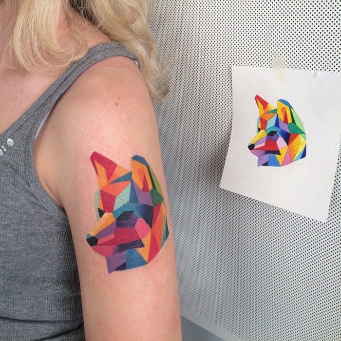 un-tatoueur-celebre-motif-geometrique-signification-tattoo-fox-coloré