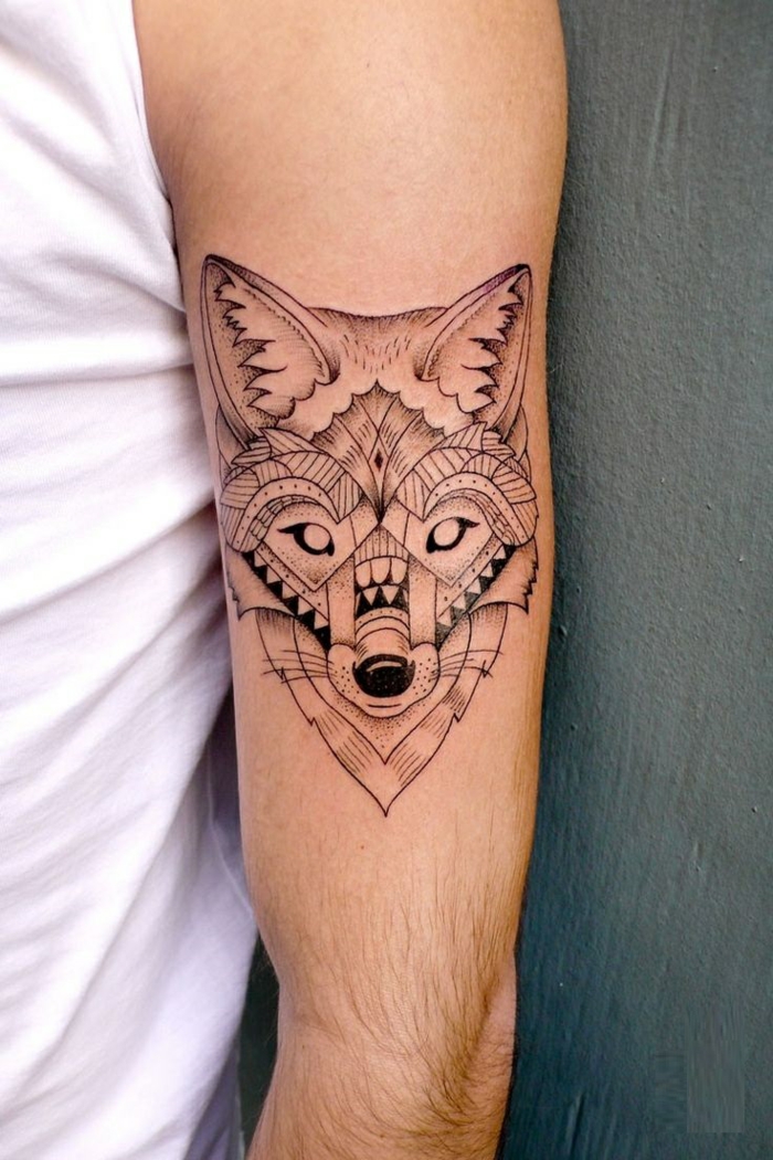 un-tatoueur-celebre-motif-geometrique-signification-tattoo-wolf-cool