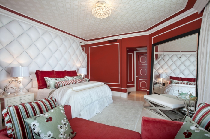 une-belle-chambre-à-coucher-de-couleur-carmin-linge-de-lit-blanc-coussin