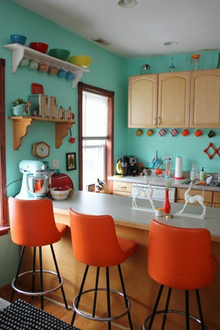 une-belle-cuisine-colorée-chaise-de-bar-oranges-mur-bleu-chaise-orange-meubles-de-cuisine