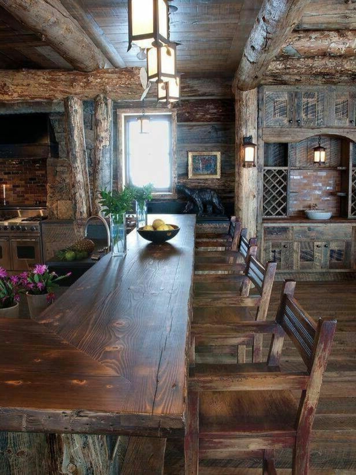 une-jolie-chalet-bois-habitable-maison-dans-la-montagne-meubles-en-bois-foncé-sol-en-parquet-massif-bar-de-cuisine-en-bois-massif