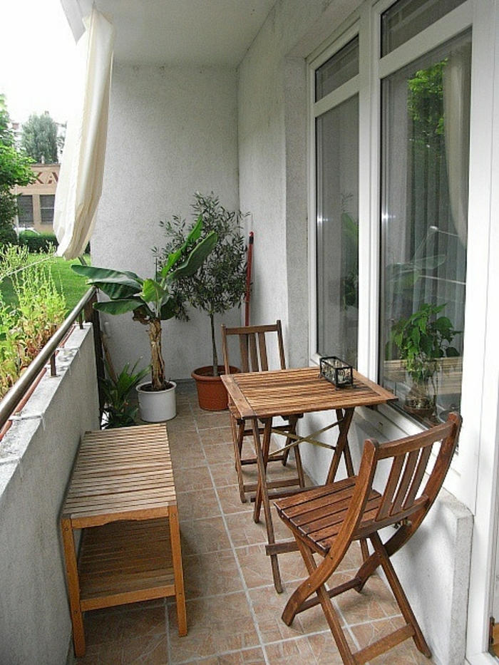 une-jolie-table-en-bois-petite-table-pliante-pour-le-balcon-meubles-de-balcon