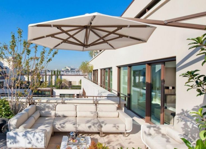une-jolie-terrasse-avec-parasol-de-balcon-de-couleur-blanche-meubles-pour-balcon
