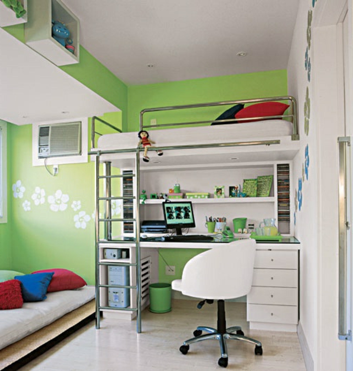 0-chaise-enfant-ikea-chambre-d-enfant-avec-murs-verts-decoration-murale-dans-la-chambre-d-enfant