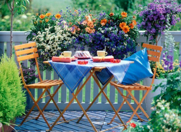 0-fleurir-son-balcon-meubles-de-jardin-fleurs-pour-la-terrasse-idee-deco-terrasse-jardinière-balcon