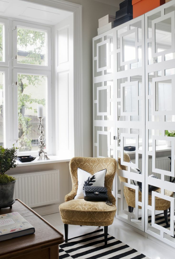 1-alinea-miroir-décoratif-dans-la-chambre-de-sejour--chaise-beige-fenetre-dans-la-salle-de-sejour