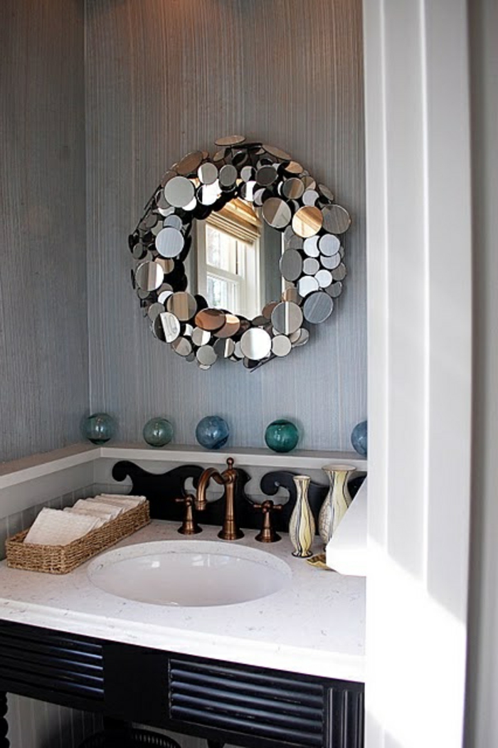 1-alinea-miroir-décoratif-dans-la-salle-d-eau-murs-gris-dans-la-salle-de-bain-moderne
